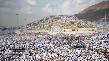 حجاج بيت الله الحرام يقفون اليوم على عرفات