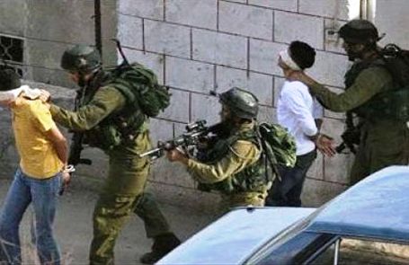 الاحتلال يعتقل ما لا يقل عن 30 مواطنا في الضفة الغربية