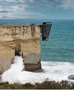 عائلة تبني منزلا على هاوية البحر