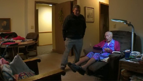 شكل التقدم في السن عائقا أمام ستوهير البالغة من العمر 113 عاما، والتي تعد إحدى أكبر المعمرات في ولاية مينيسوتا الاميركية للحصول على حساب في فايسبوك. لأنّ شروط استخدام الموقع تحدد تاريخ الولادة بدءا من العام 1905 في حين ان ستوهير مولودة عام 1905. لذلك قامت