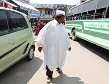 هندي يسيرإلى الخلف منذ 25 عاماً 