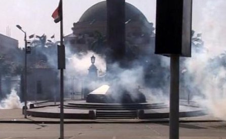 إصابة 11 شخصاً في انفجار خارج جامعة القاهرة