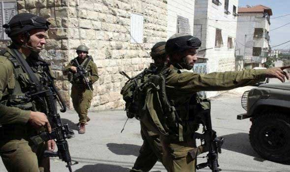 الاحتلال يعتقل فلسطينيين بذريعة تخطيطهما لتنفيذ عملية فدائية