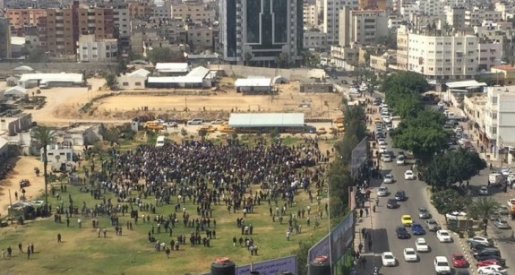 محدث.. آلاف الموظفين يحتشدون بغزة ضد #مجزرة_الرواتب