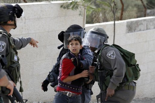 احتجاجات في جيش الاحتلال على طرد مجند أرهب طفلا فلسطينيا بسلاحه
