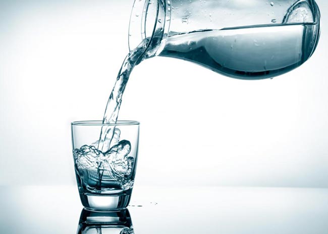 فوائد شرب الماء صباحاً أكثر من أن تُحصى 