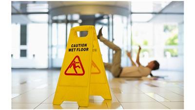 معلم يحصل على تعويض لتعثره بالوحل في مدرسته