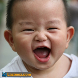 طفل رضيع يصعد على حافلة للركاب بالصين