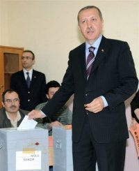 أردوغان يدلي بصوته في الانتخابات البلدية بإسطنبول