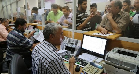 غزة.. بدء صرف رواتب الموظفين