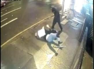 بالفيديو...شاب أسترالي يضرب مسنين بسبب خروجهما في وقت متأخر من الليل