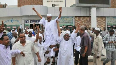 راعٍ سوداني يتحول لنجم.. والمطار يغص بمستقبليه