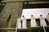 رفع أستار الكعبة مع بدء توافد ضيوف الرحمن