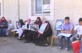 وقفة أمام الصليب الأحمر بالقدس رفضاً لتقليص زيارات عائلات الأسرى