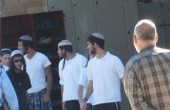 مستوطنون يعتدون على مواطن في قرية سلوان