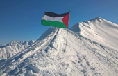 ناشط أميركي يرفع علم فلسطين على قمة جبال ألاسكا