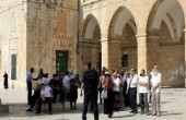 عشرات المستوطنين يقتحمون باحات المسجد الأقصى