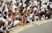 الحجاج يواصلون رمي الجمرات 