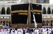 الكعبة المشرفة تتزين بكسوتها الجديدة