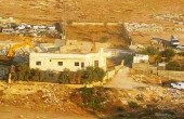 جرافات الاحتلال تهدم مبنى سكنيا في قرية الزعيم