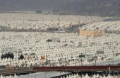 ضيوف الرحمن يبيتون في منى استعدادا للوقوف على صعيد عرفات غدا 