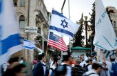 les-drapeaux-americains-flottent-aux-cotes-de-ceux-israeliens-ce-lundi-a-jerusalem.jpg