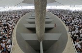 الحجاج يرمون جمرة العقبة ويبدؤون مناسك يوم النحر