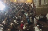 أهالي يافا يؤدون صلاة عيد الفطر في المسجد الكبير