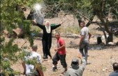 الاحتلال يعتدي على المزارعين في حلحول ويمنعم من مزاولة عملهم