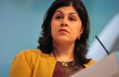 وارسي تقدم استقالتها احتجاجا على سياسة بريطانيا إزاء المقاومة الفلسطينية 