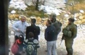 مستوطن يشهر مسدسه في وجه طفلين فلسطينيين شمال الخليل