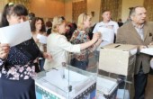الأوكرانيون يدلون بأصواتهم في الانتخابات الرئاسية 