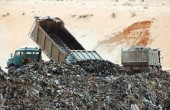 جثة عجوز ترمى في مكب النفايات على أنها كذبة إبريل