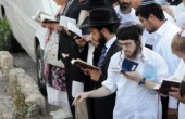 مستوطنون يؤدون شعائر تلمودية في الخليل