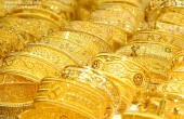 الذهب يحتفظ بمكاسبه ويبقى فوق 1300 دولارا للأوقية