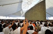 الحجاج يستكملون رمي الجمرات الثلاث في أول أيام التشريق