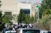 عناصر الأمن تعتدي بالضرب على أهالي الأسرى أمام 