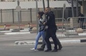 القدس.. اعتقال فتاة على حاجز قلنديا بعد إصابتها بالاختناق