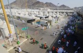 حجاج بيت الله الحرام يتوافدون إلى منى عشية يوم عرفة