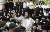 مواجهات في القدس والمستوطنون يؤدون شعائر تلمودية بالأقصى