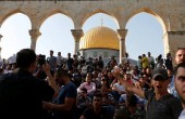 الاحتلال يمنع من هدم دون 50 عاماً من دخول الأقصى للصلاة