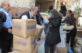 الأنروا توزع عددا من طرود المساعدات الغذائية بمخيم اليرموك