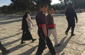 المصلون يتصدون للمستوطنين وقوات الاحتلال خلال اقتحام الأقصى