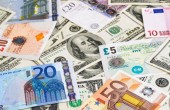 الدولار يسجل أداء متذبذبا أمام العملات  
