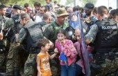 مئات اللاجئين بينهم فلسطينيون يقتحمون الحدود المقدونية مع اليونان