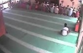 غلام يسطو على مسجد أثناء إقامة الصلاة