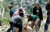 مستوطنون يجرفون أرضا ويزرعونها شرق بيت لحم