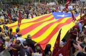 عشرات الآلاف يتظاهرون في برشلونة دعما لإجراء استفتاء حول استقلال كاتالونيا