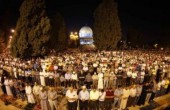 آلاف المواطنين يؤدون صلاتي التراويح والفجر في رحاب الأقصى