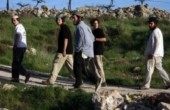 مستوطنون يعتدون على المزارعين الفلسطينيين في 